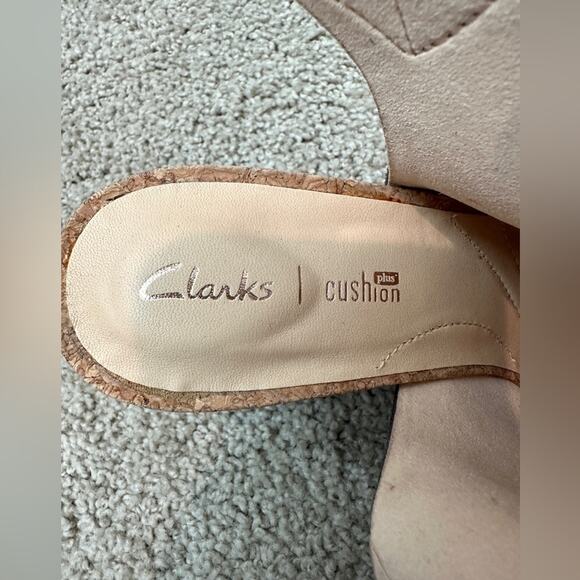 CLARKS | Taupe Suede Open Toe Wedge Sandals NWT | Women’s Size 9 - Picture 6 of 8